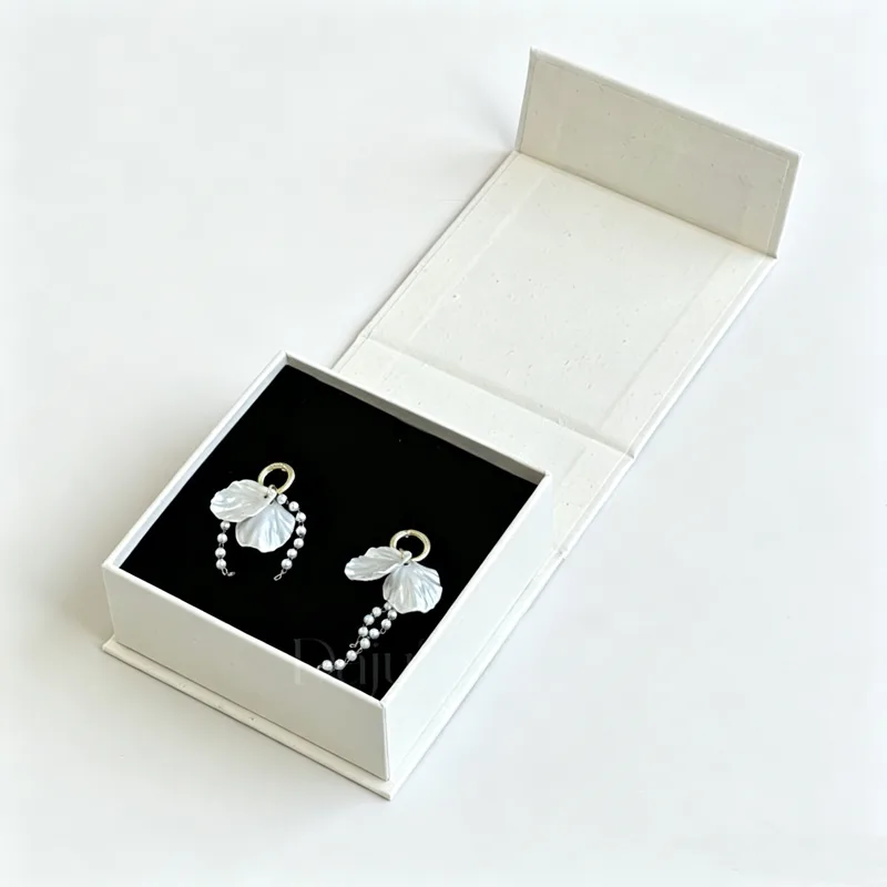 Magnetic jewelry gift box